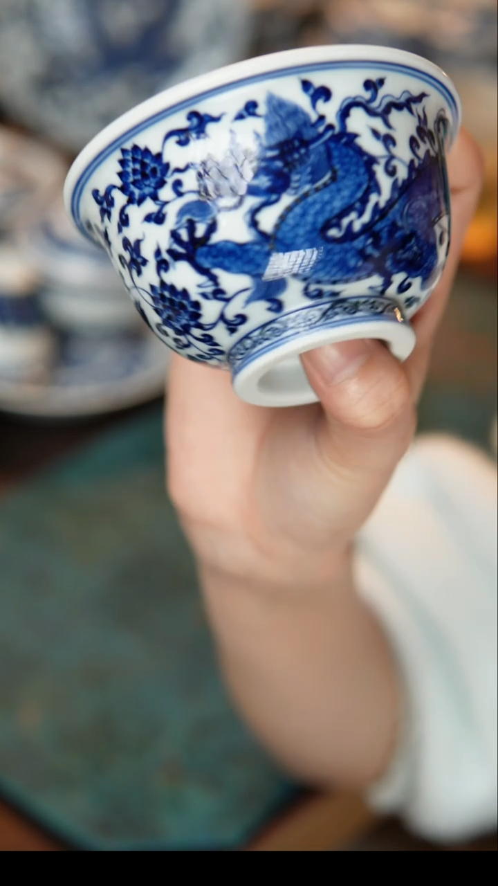 其他陶瓷缠枝霸王龙压手杯