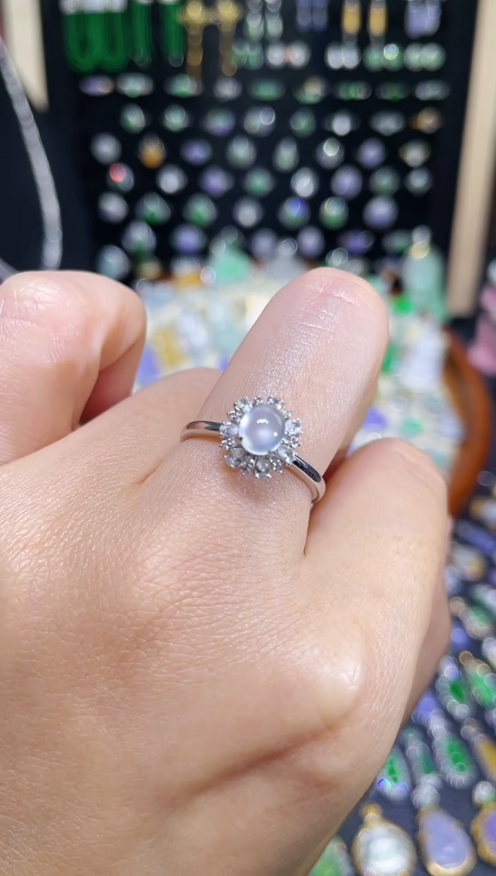 颈饰18K金镶嵌翡翠玻璃种蛋面戒指