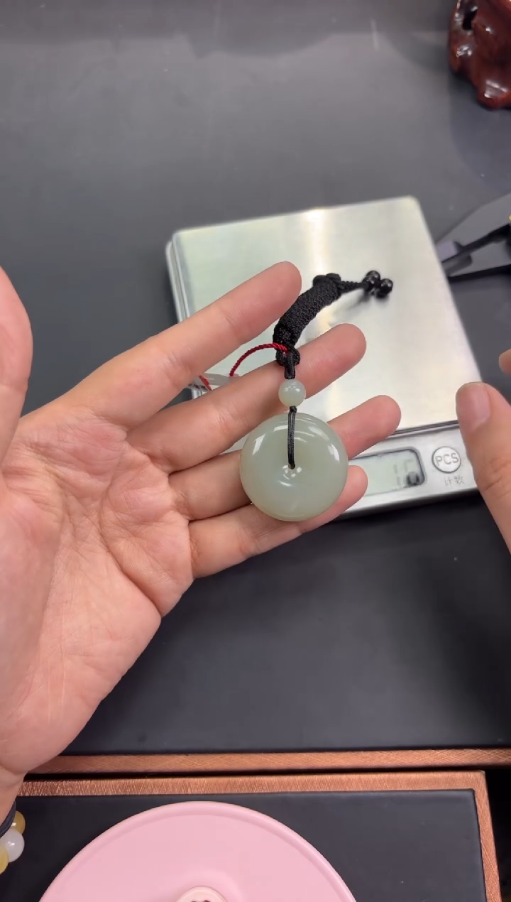 【闪购商品】和田玉吊坠(赠链)未镶嵌且末微色差近矿吊坠