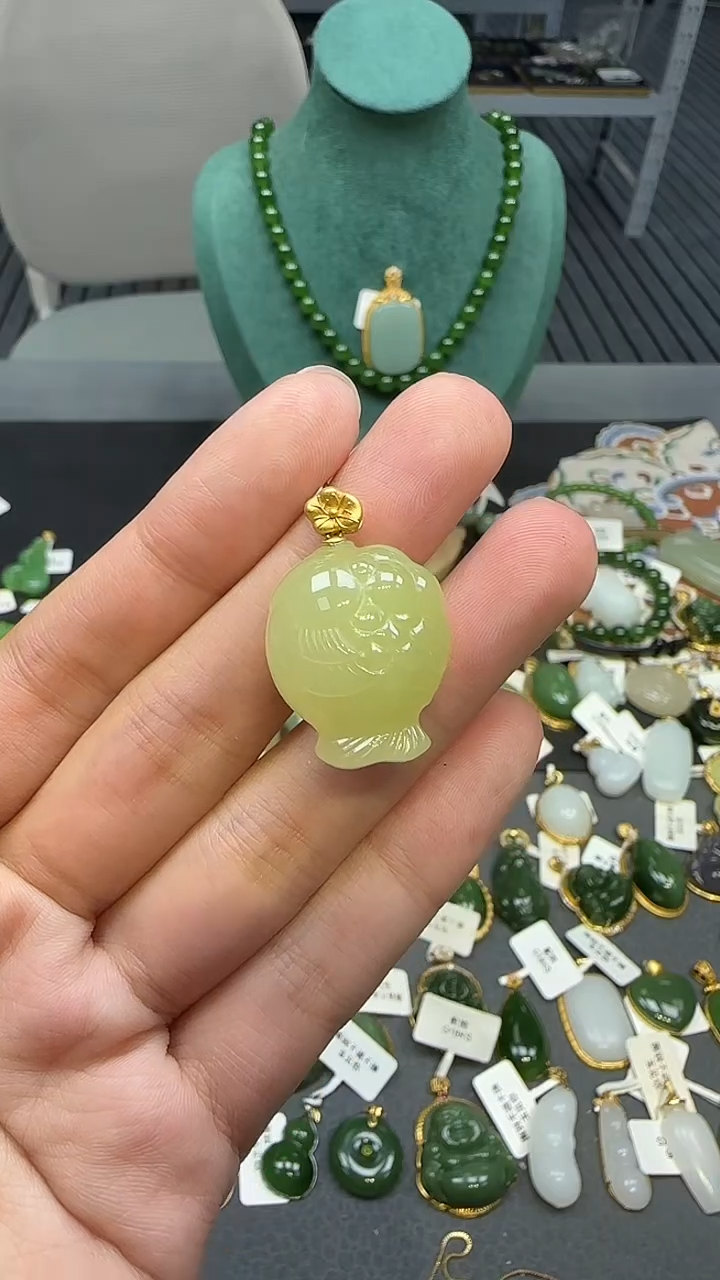 18K金镶嵌和田玉挂件1
