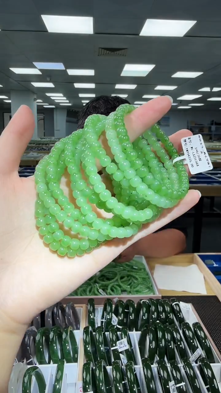 颈饰未镶嵌和田玉苹果绿手串 多样性发一