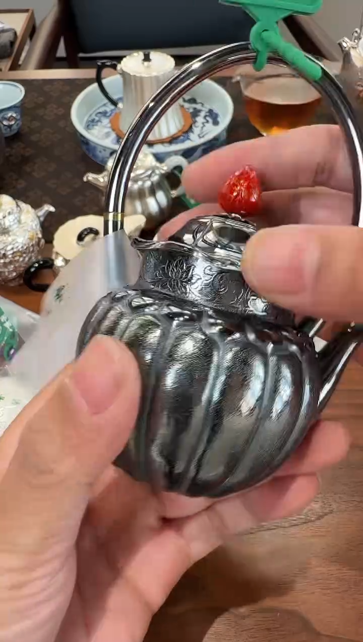 -茶****1玄紫浮雕錾刻庄严宝莲灯提梁壶