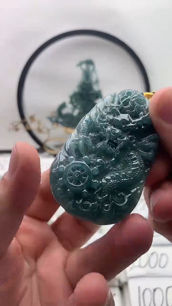 翡翠未镶嵌颈饰龙牌