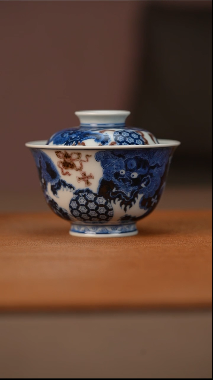 陶又见春风青花釉里红狮子盖碗