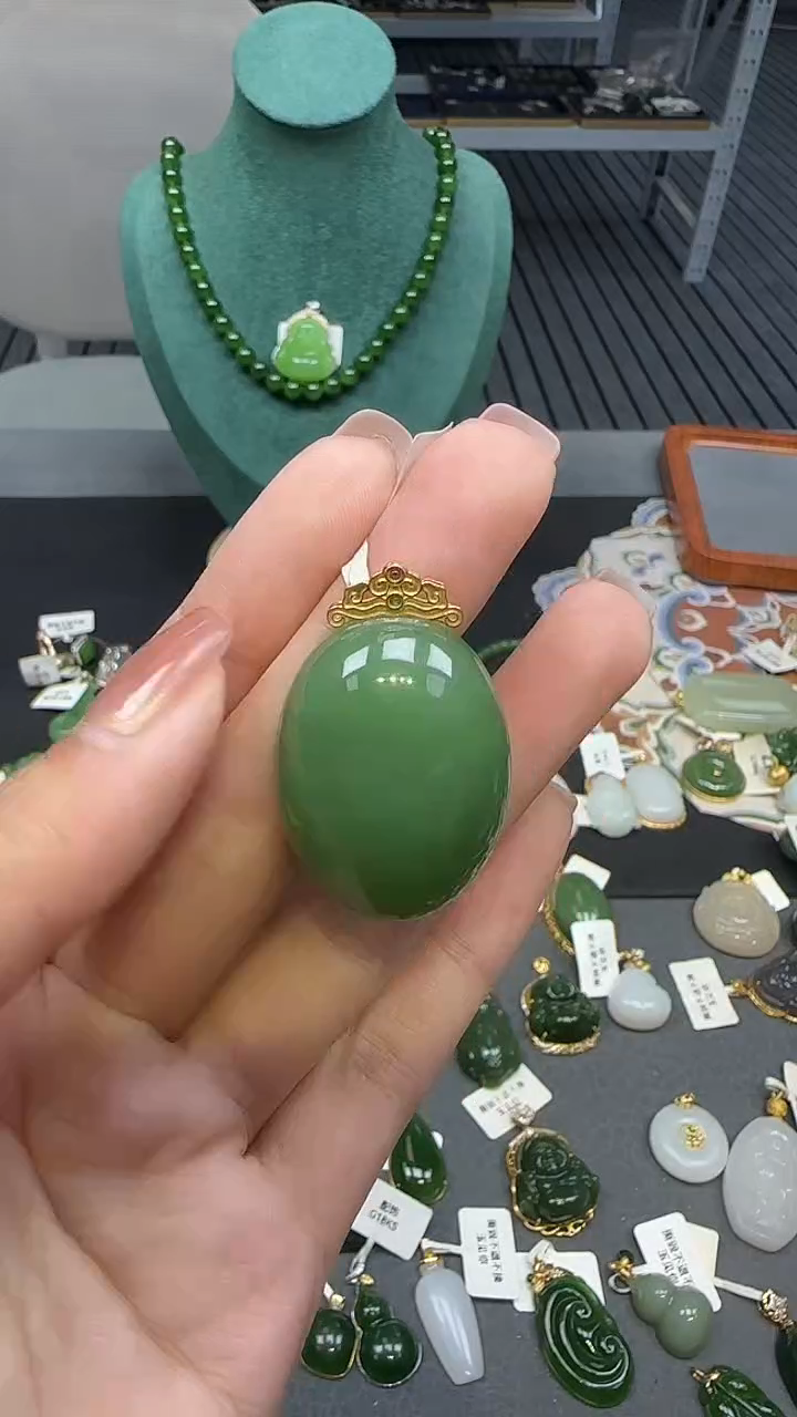 18K金镶嵌和田玉挂件1