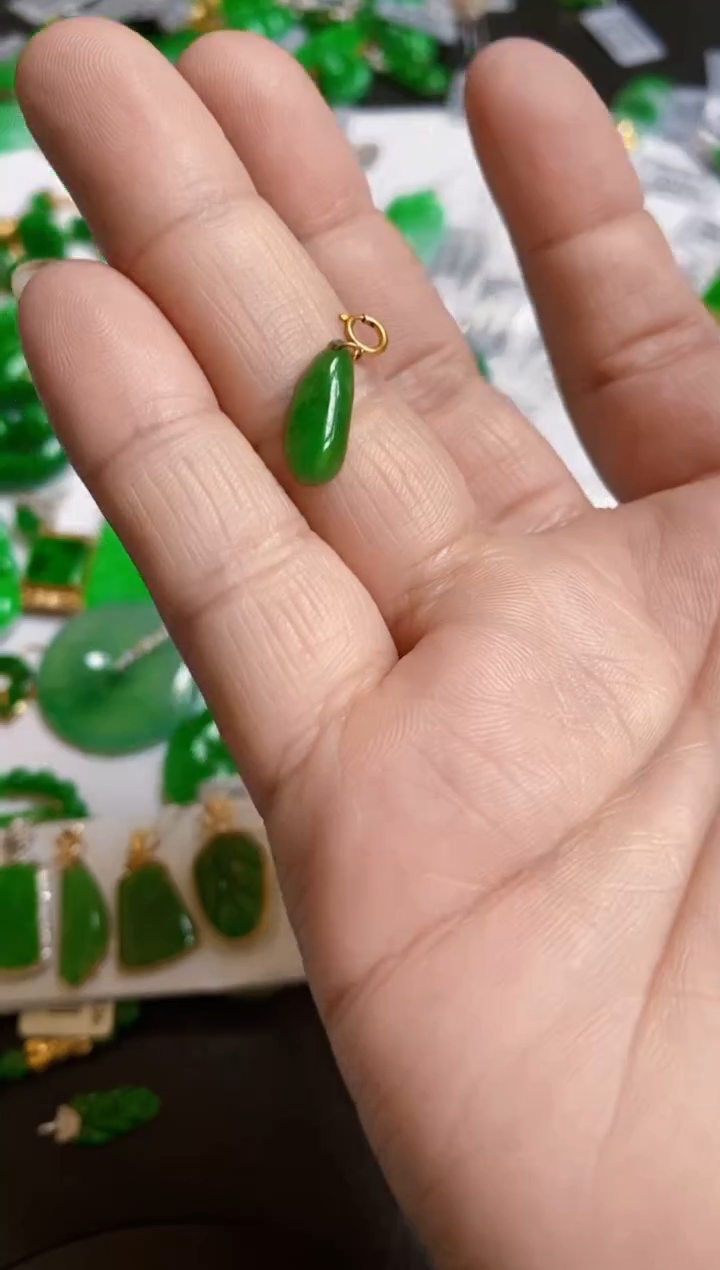 【闪购商品】翡翠颈饰18K金镶嵌吊坠