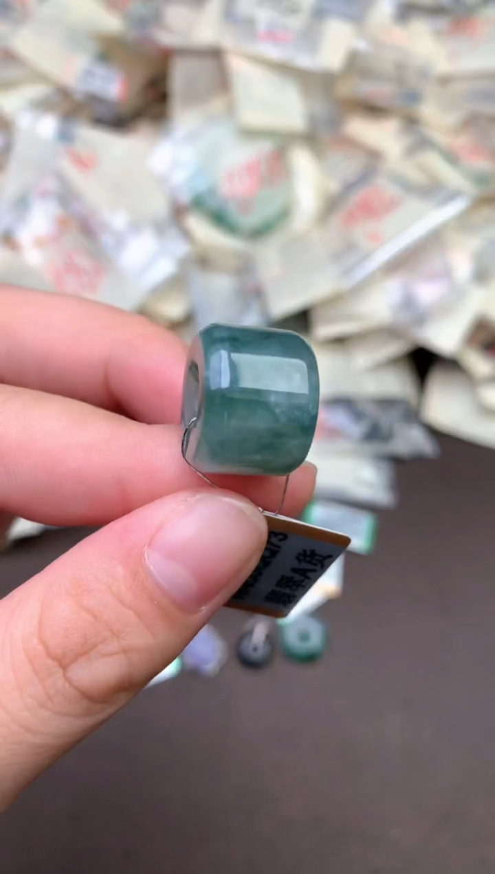 未镶嵌挂件翡翠— 