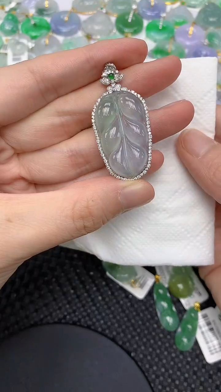 颈饰18K金镶嵌翡翠111111111