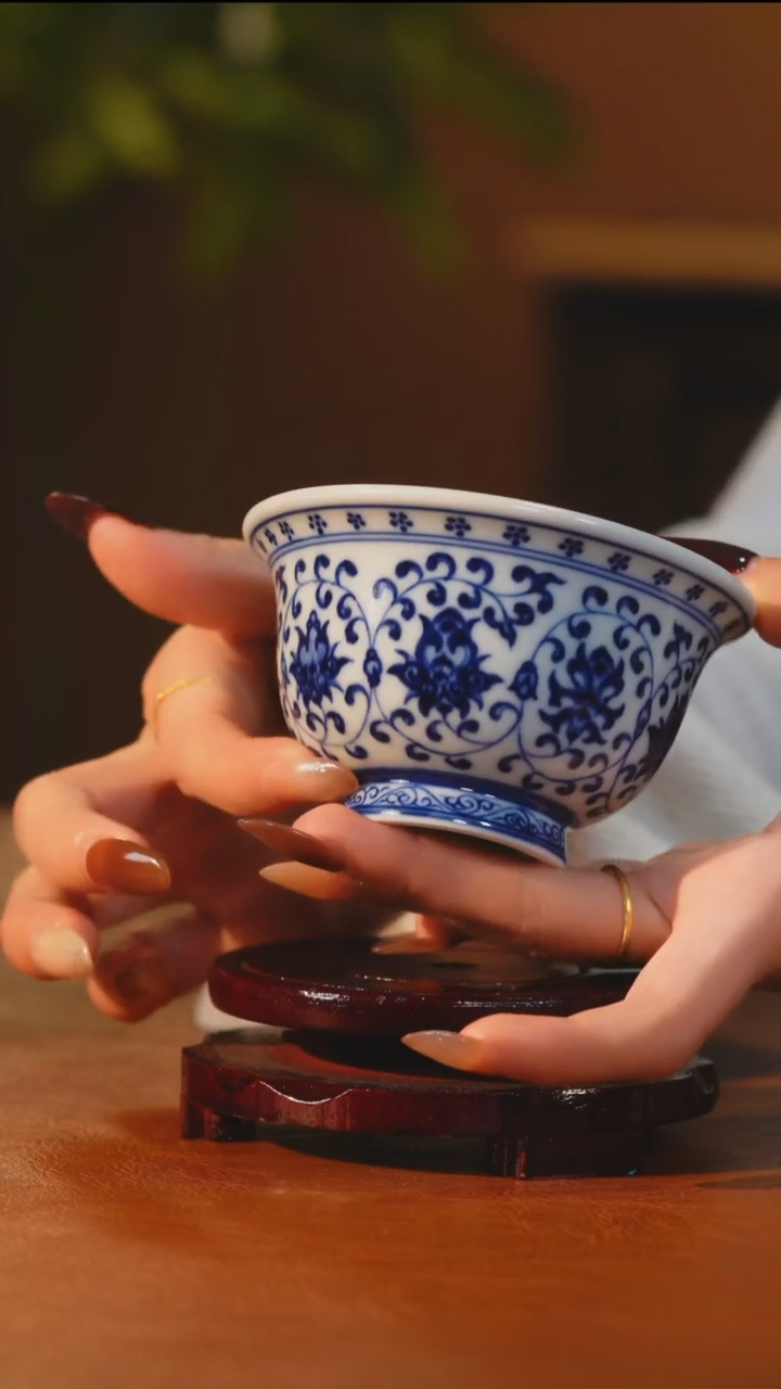 青花缠枝莲双狮压手杯