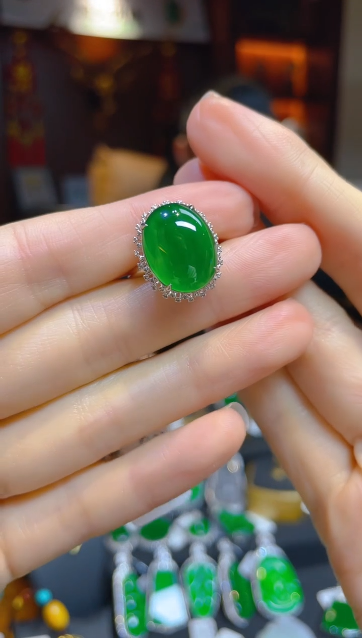 【闪购商品】翡翠戒指18K金镶嵌115123天然A货翡翠蛋面戒指