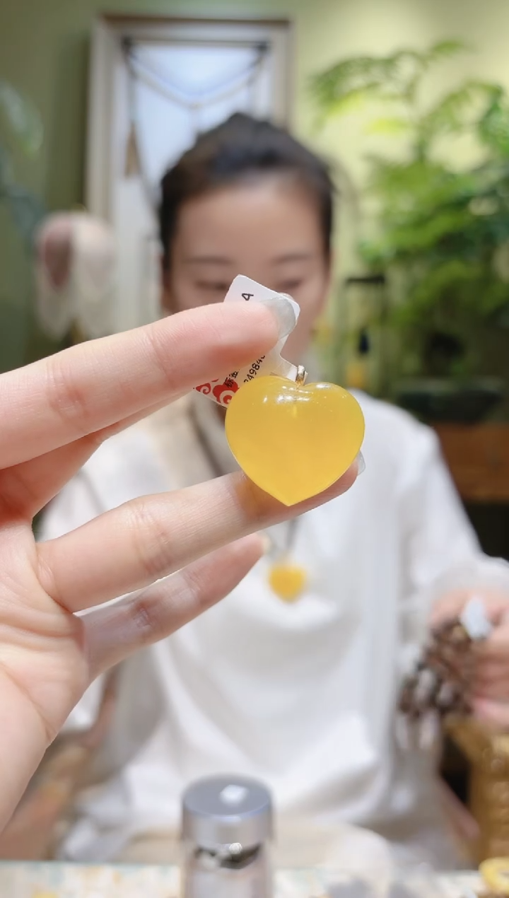【闪购商品】琥珀裸石18K金镶嵌蜜蜡爱心吊坠15
