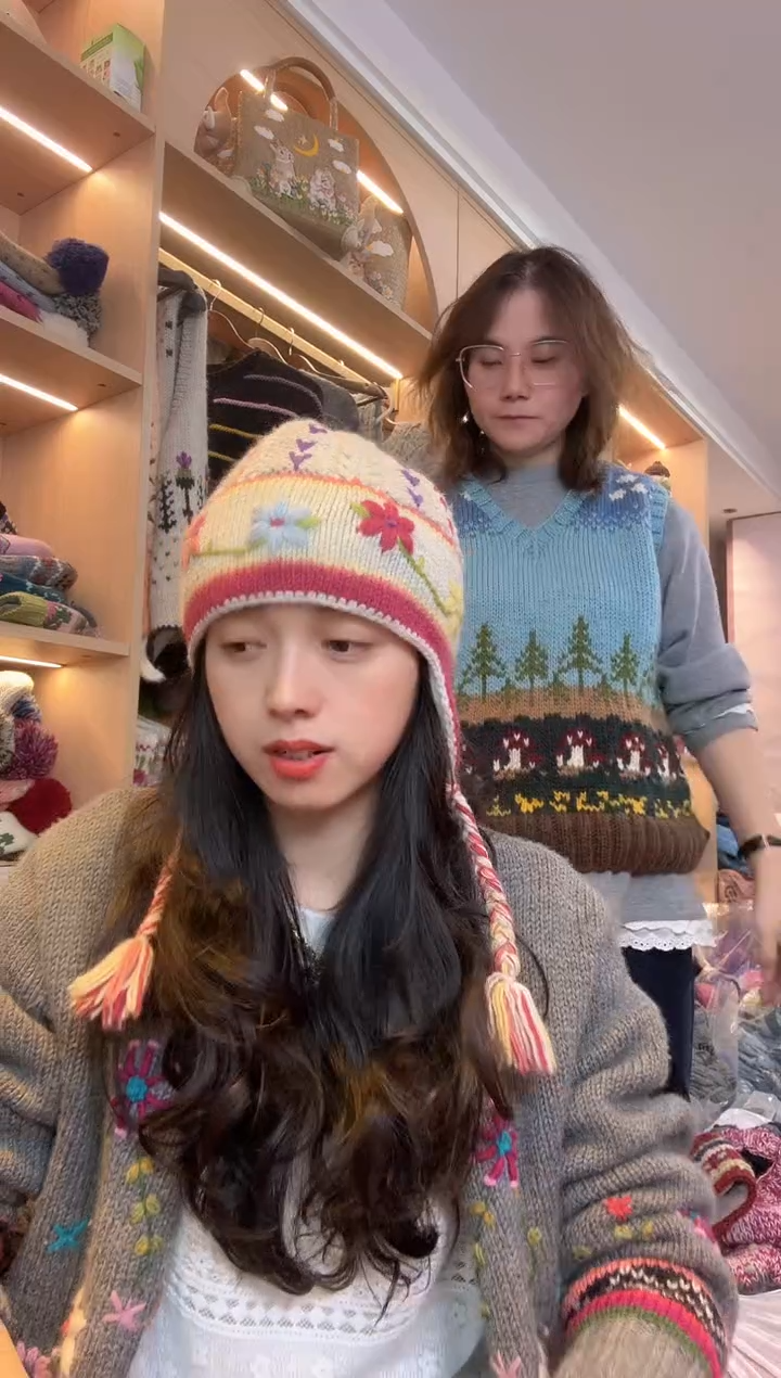 棉美利奴浅灰色刺绣护耳帽