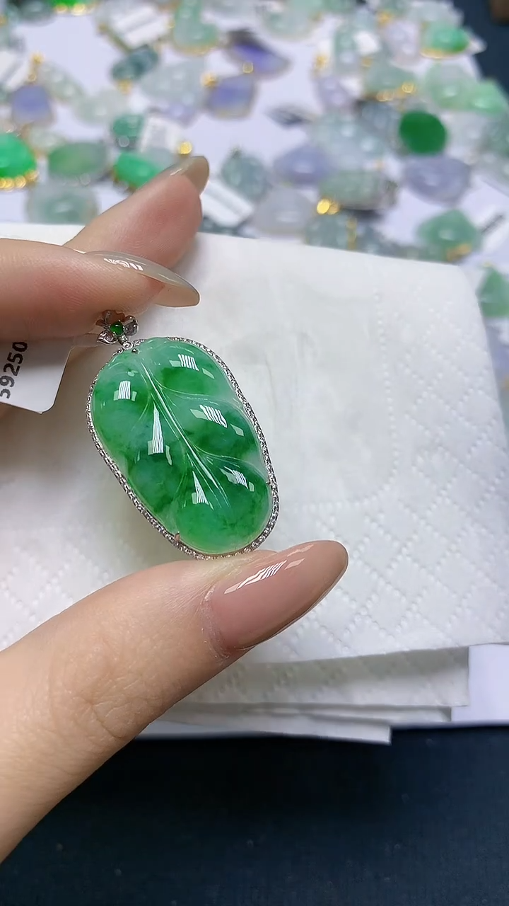 翡翠18K金镶嵌颈饰天然缅甸A货翡翠