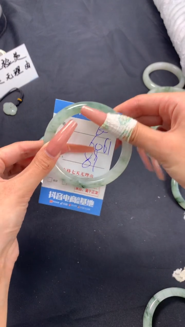 【闪购商品】石英质玉手镯未镶嵌A60