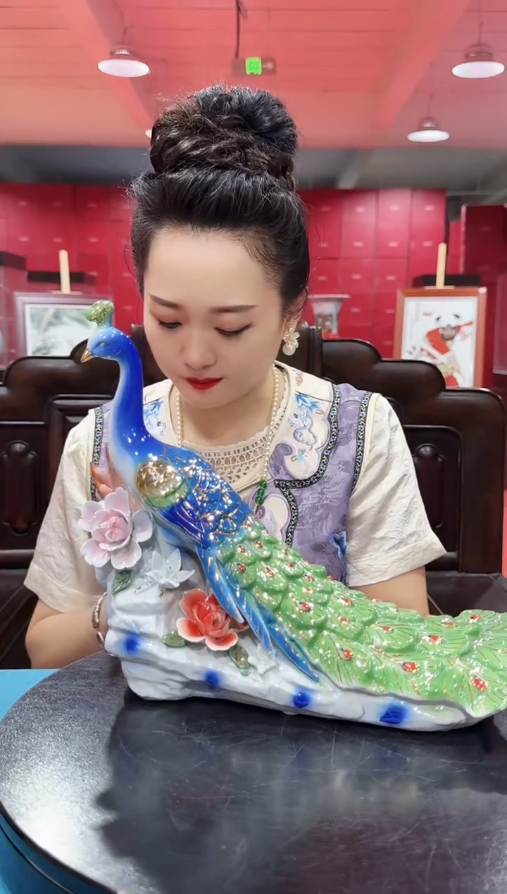 陶瓷宝蓝牡丹孔雀摆件