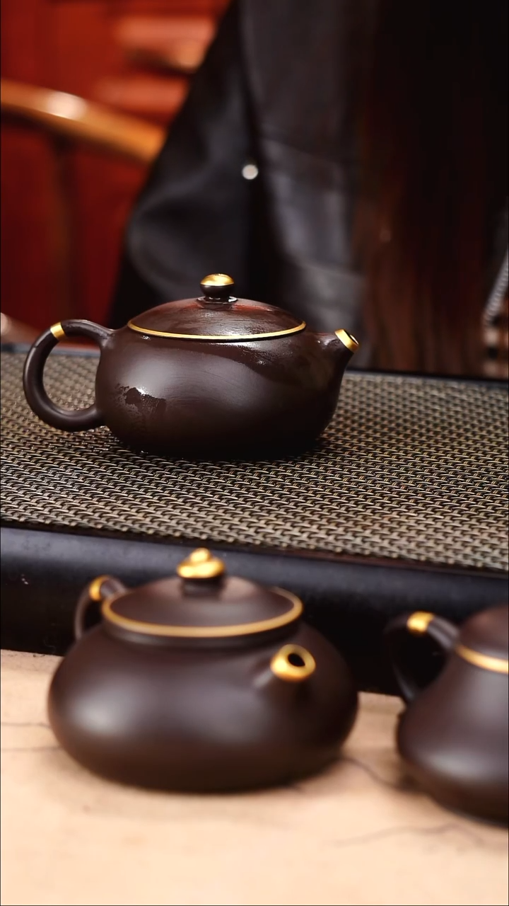 茶壶紫砂四号井茄皮紫泥描金薄胎扁西施140cc