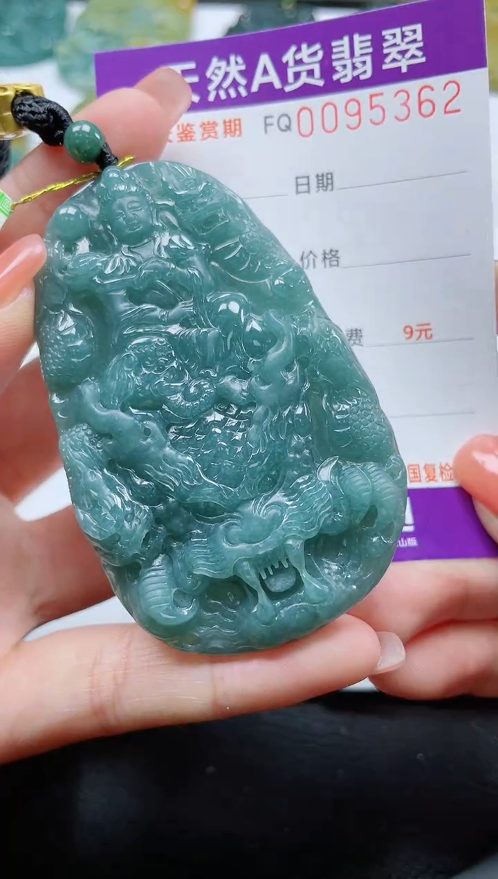 翡翠未镶嵌颈饰           