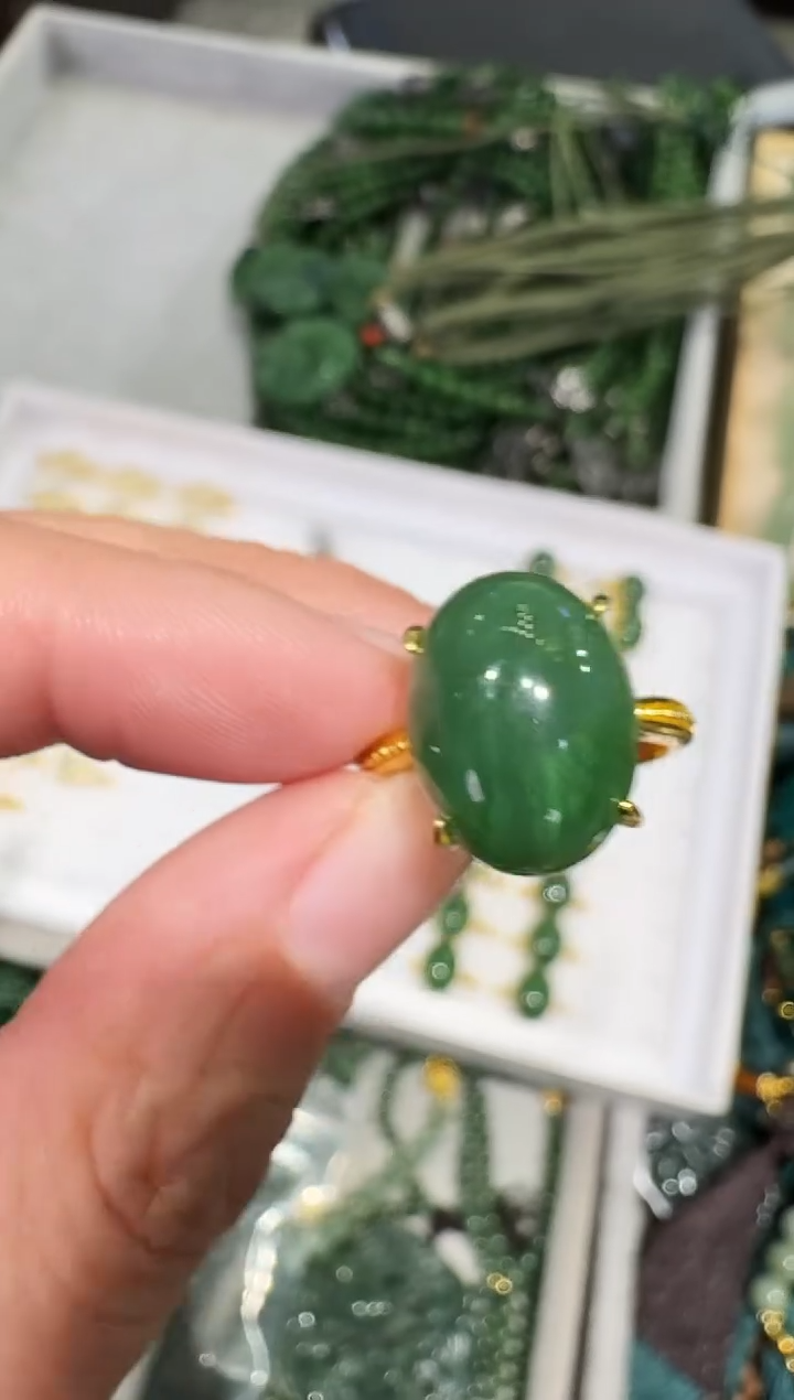 未镶嵌戒指和田玉（糖玉）戒指