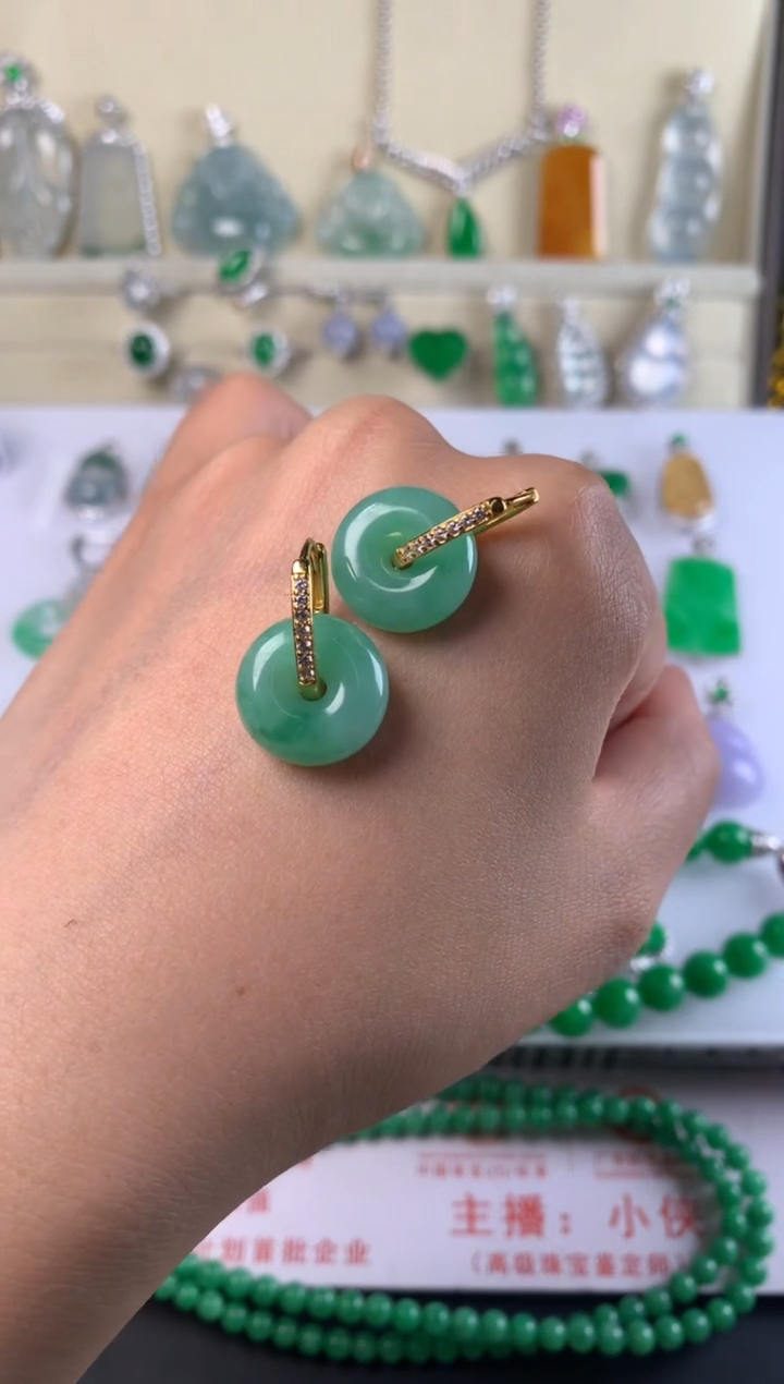 18K金镶嵌翡翠耳饰耳包