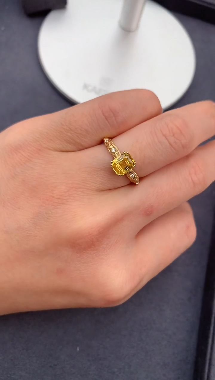 【闪购商品】彩色蓝宝石戒指18K金镶嵌1.6ct黄蓝宝戒指