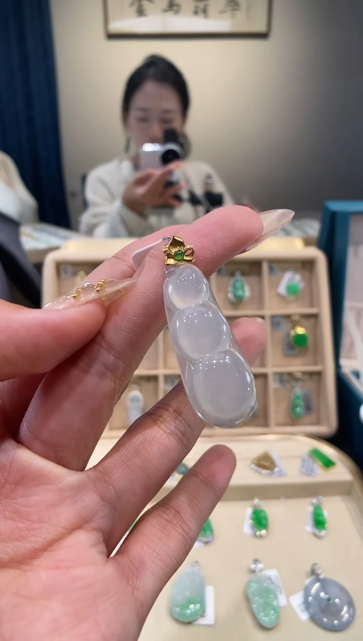 【闪购商品】翡翠吊坠(不含链)18K金镶嵌豆子