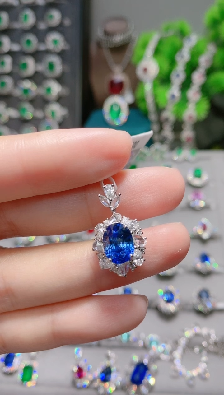 18K金吊坠蓝宝石18K金镶嵌.