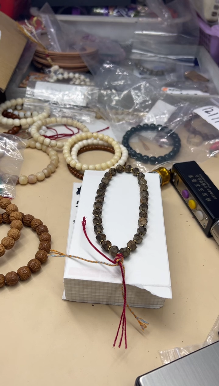 檀香木其他影122224 老山檀自在地手持