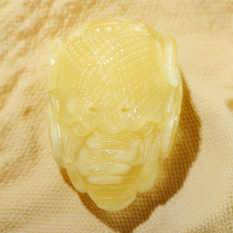 蜜蜡雕刻象神吊坠