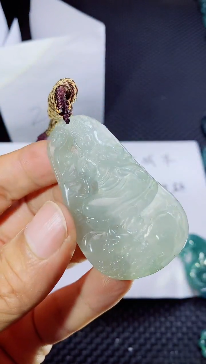 翡翠未镶嵌颈饰          