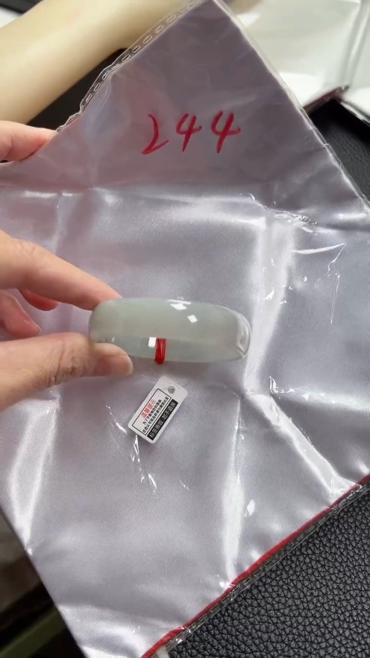 【闪购商品】翡翠手镯未镶嵌圈口51