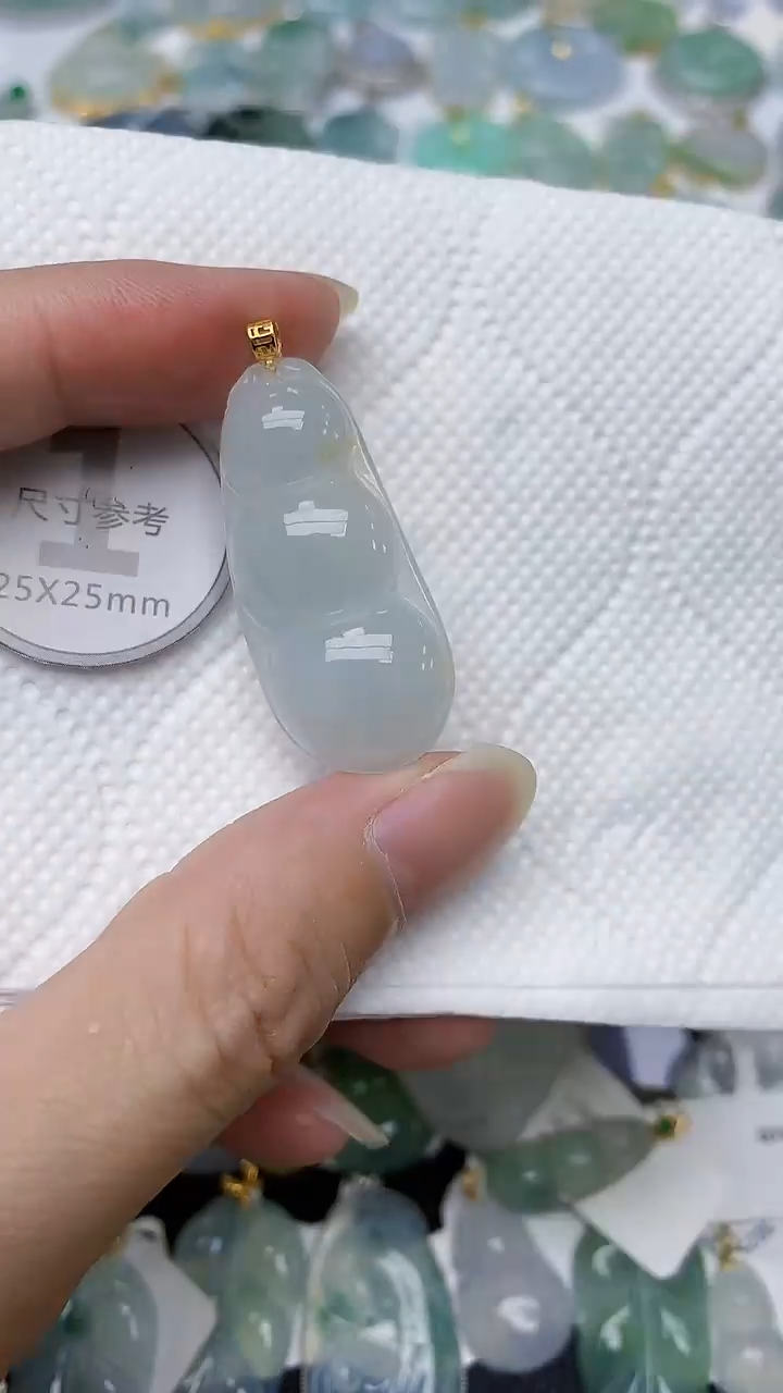 颈饰18K金镶嵌翡翠天然A货翡翠
