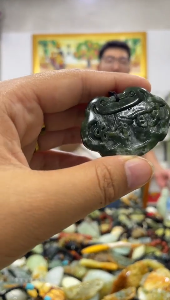 未镶嵌岫玉吊坠   