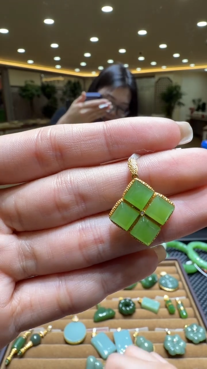 颈饰18K金镶嵌和田玉挂件