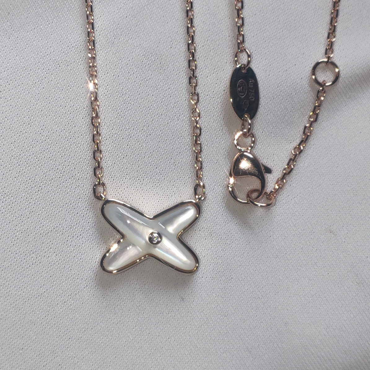 【宝丽亚】18K金钻石白贝交叉项链