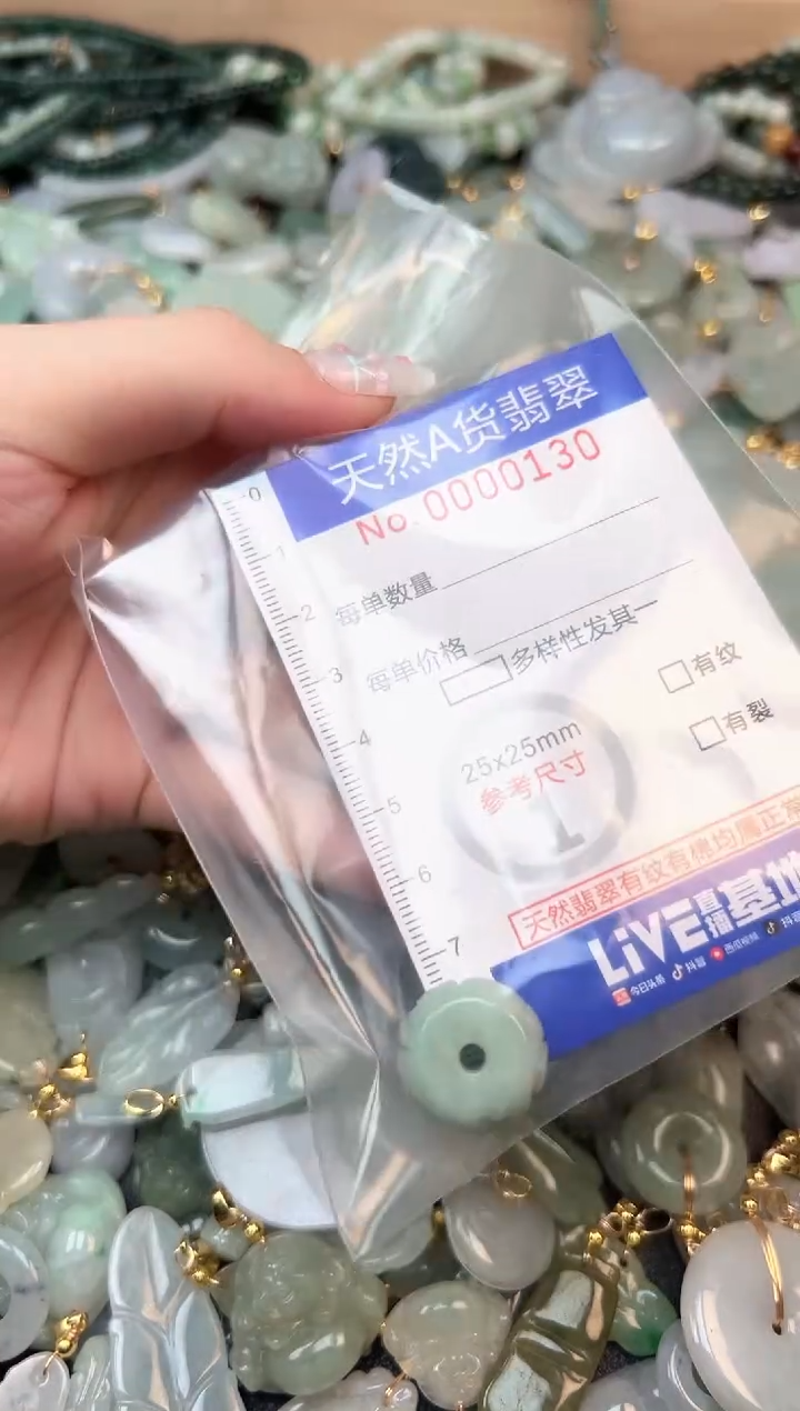 翡翠未镶嵌颈饰时尚爆款天然翡翠A货