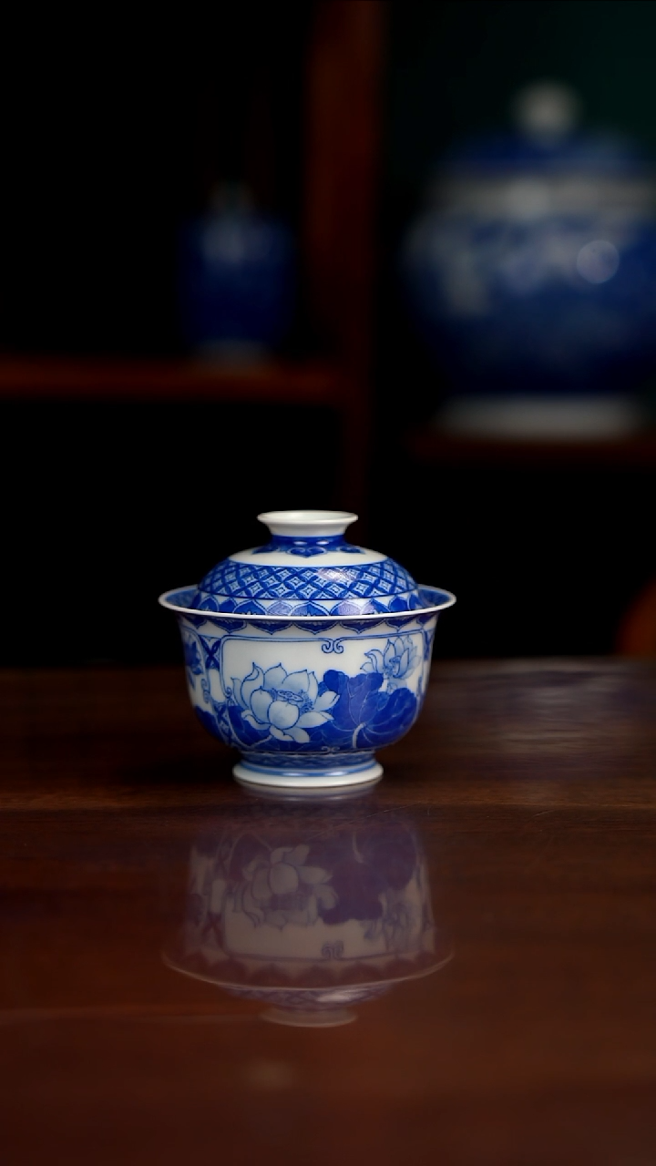 柴窑青花荷花盖碗