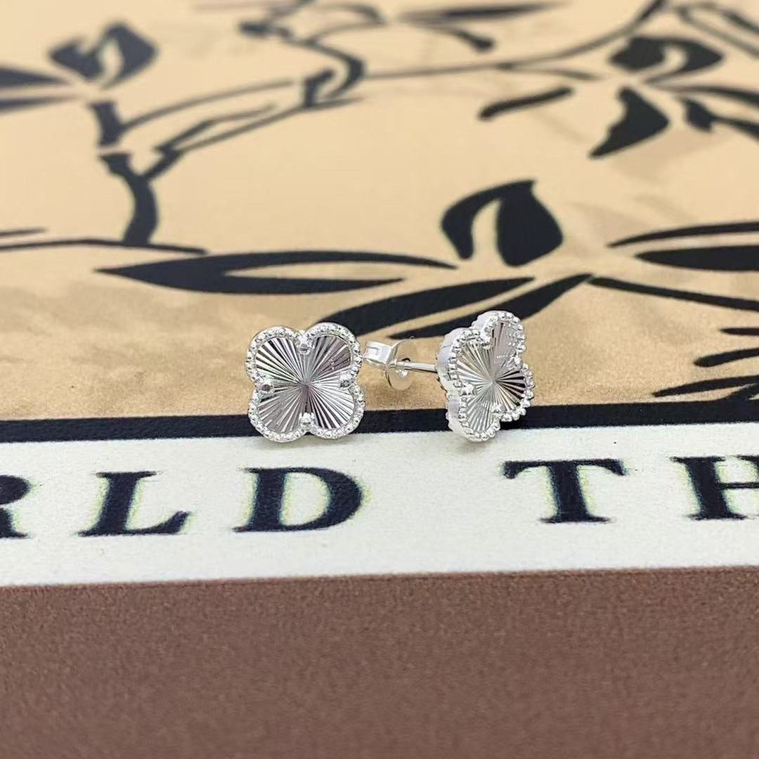 【抓紧处理】定制重工款气质风年味生肖挂饰602 四叶草镭射