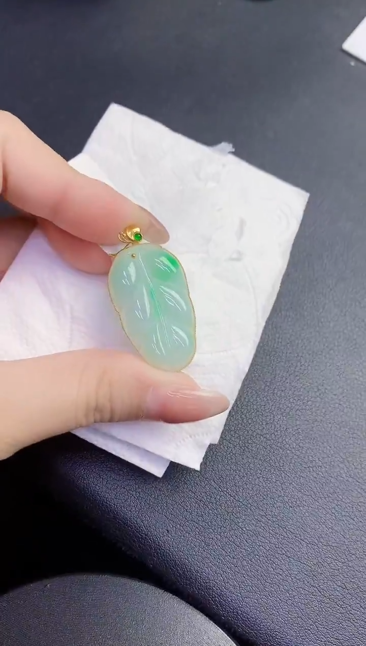 颈饰18K金镶嵌翡翠缅甸天然翡翠A货
