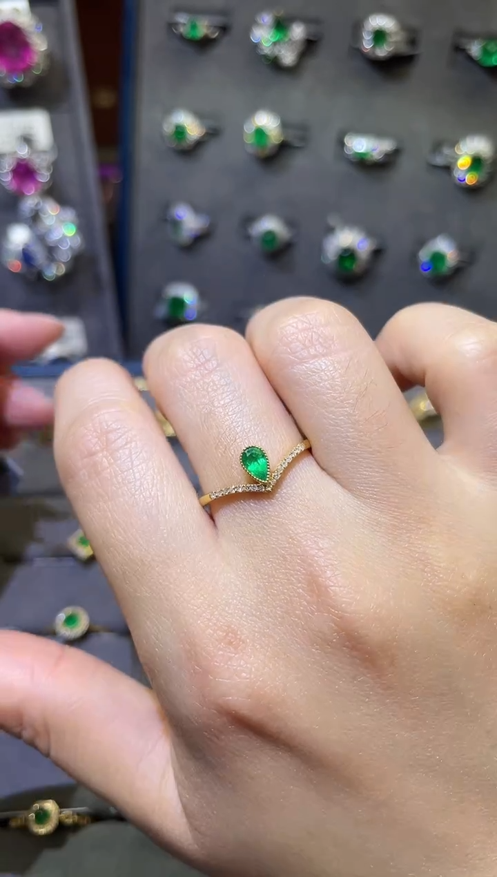 【闪购商品】祖母绿戒指18K金镶嵌潘杰希尔