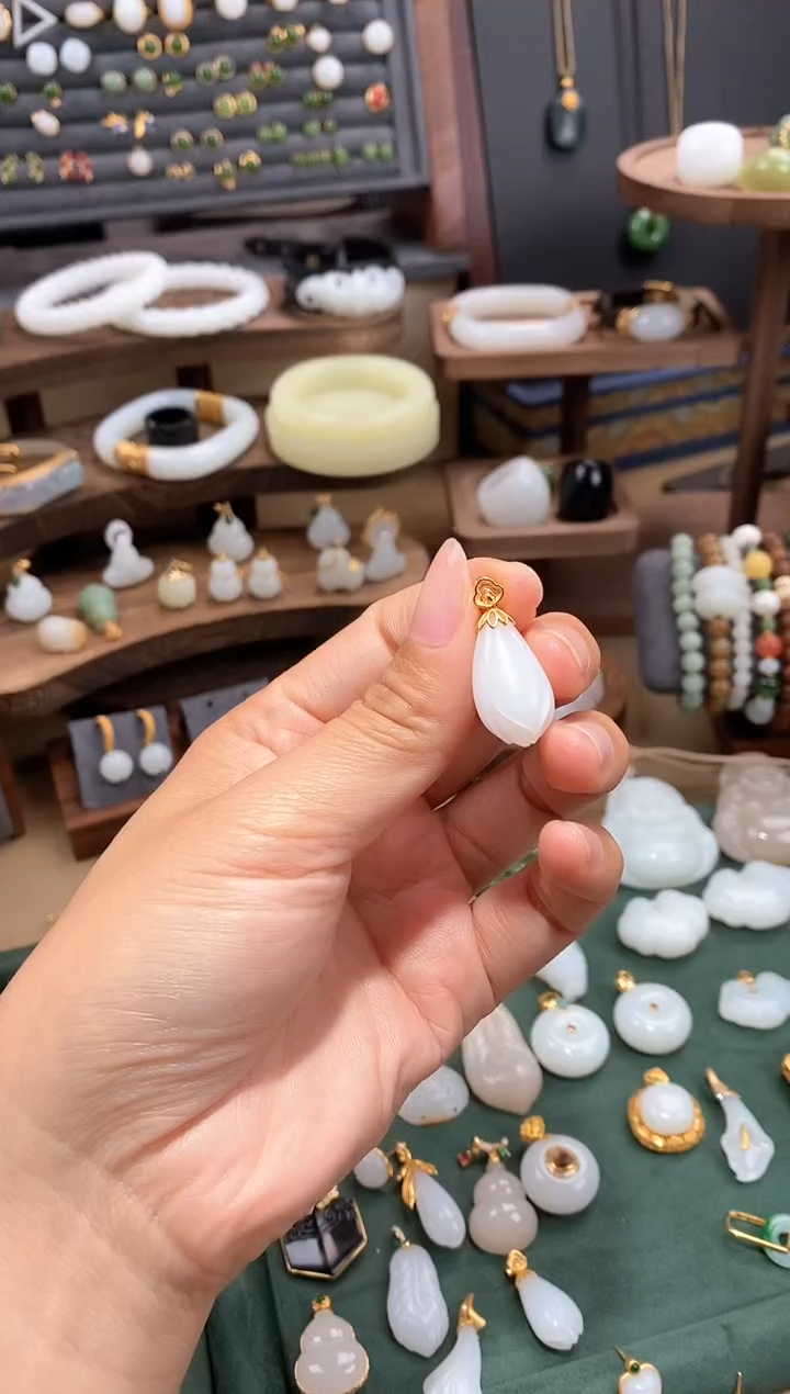 颈饰18K金镶嵌和田玉玉兰花