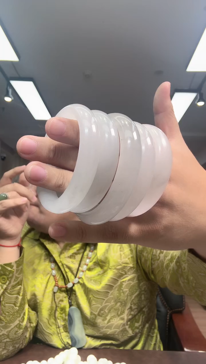 未镶嵌蛇纹石玉手链多样性随机发货