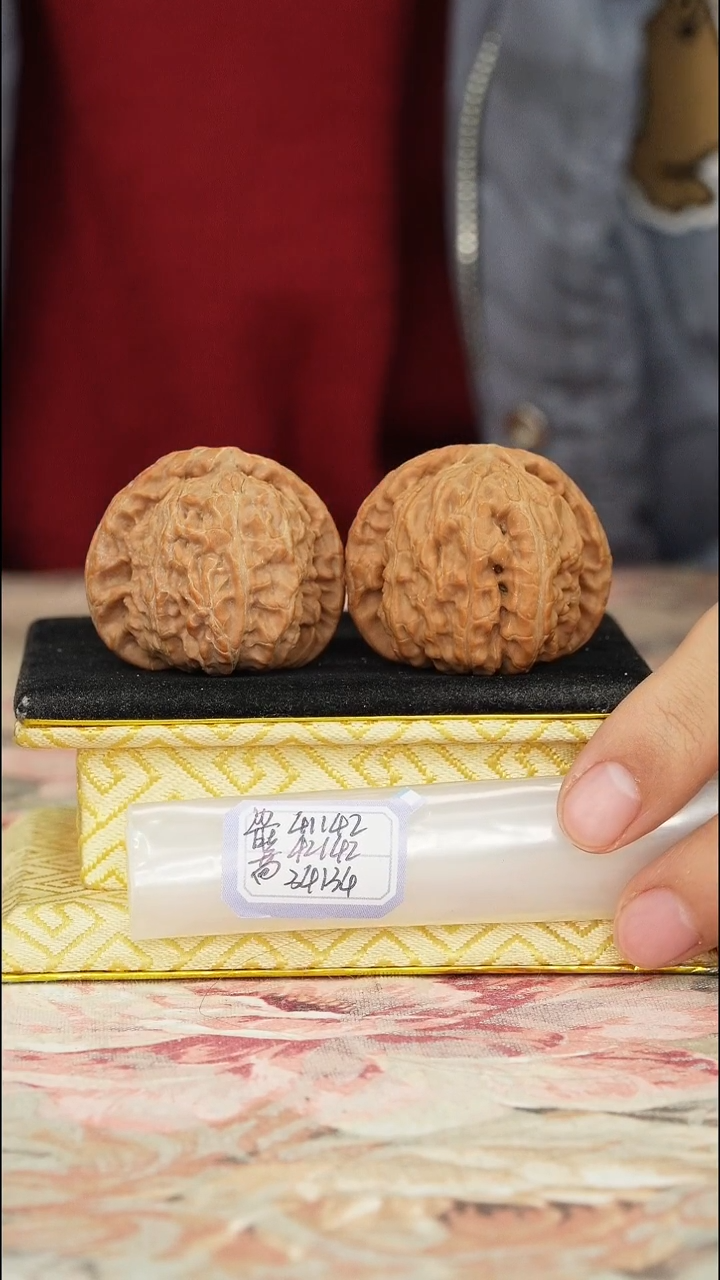 【闪购商品】文玩核桃把件白狮子