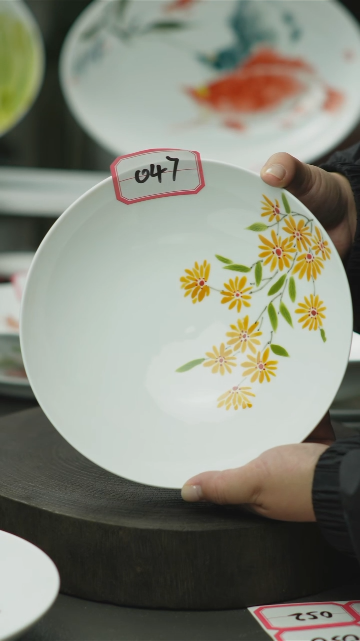 盘小黄花手绘盘子047