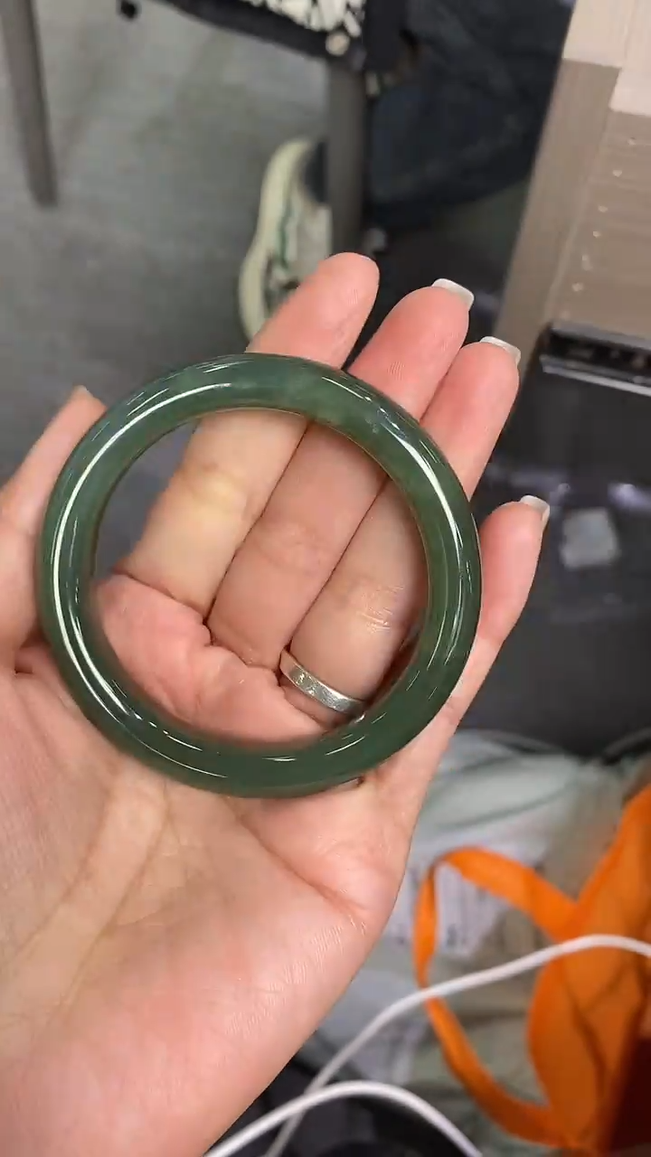 未镶嵌手镯和田玉愈*吖56mm和田玉青海料手镯，有微包容