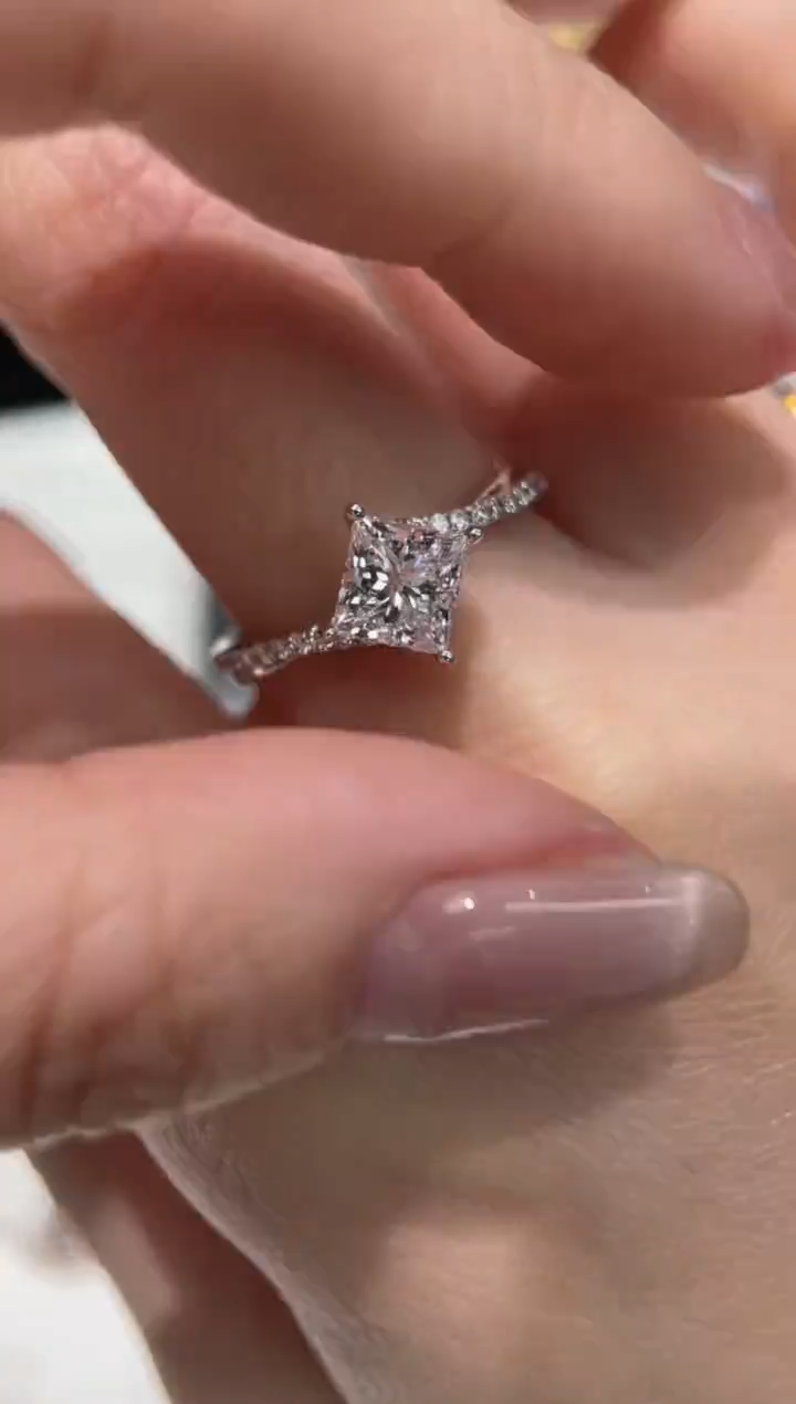 【闪购商品】实验室培育钻石18K金镶嵌垫形1ct15圈