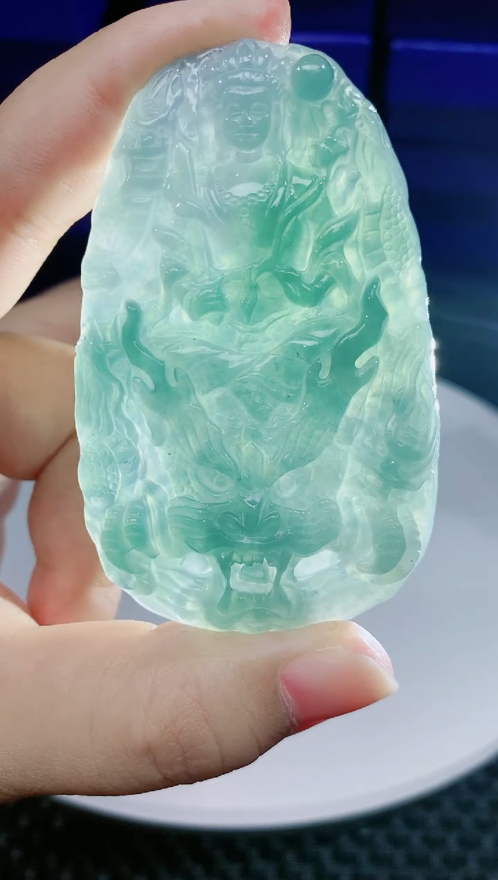 翡翠未镶嵌颈饰          