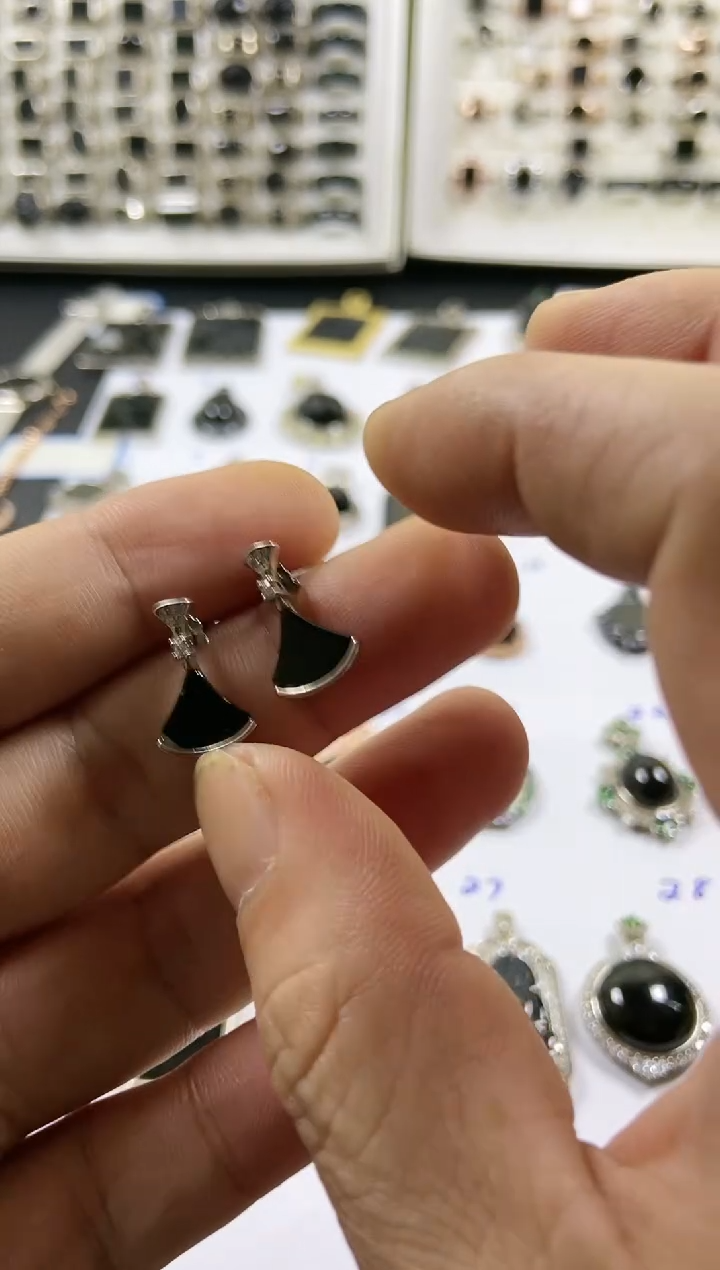 银S925镶嵌翡翠耳钉裙子款