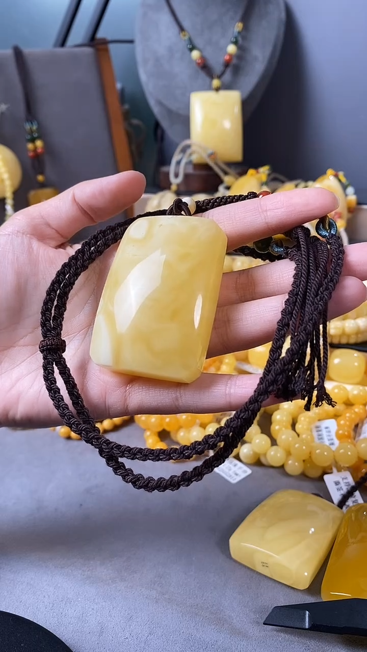 裸石琥珀未镶嵌无事牌35.27克