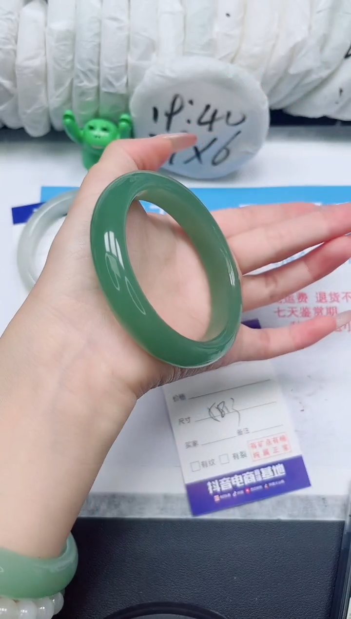 【闪购商品】石英质玉未镶嵌手镯110