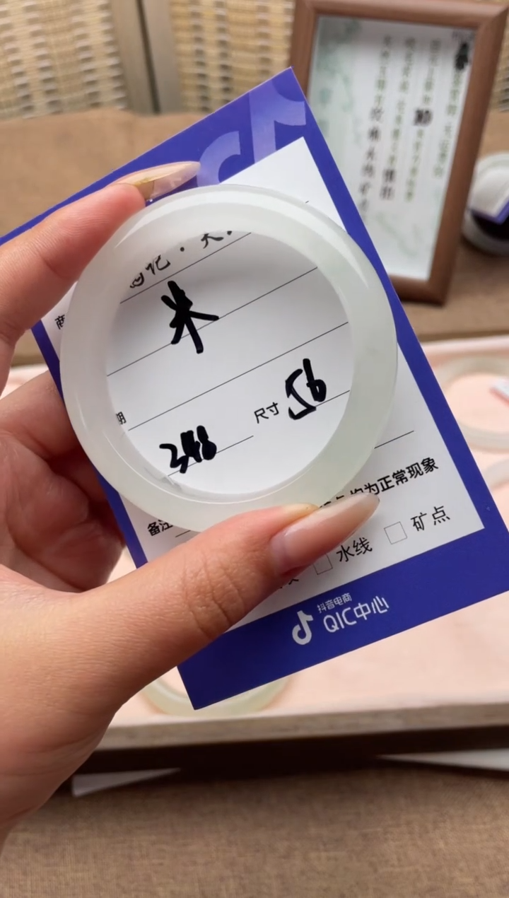 【闪购商品】石英质玉手镯未镶嵌天山翠手镯微瑕